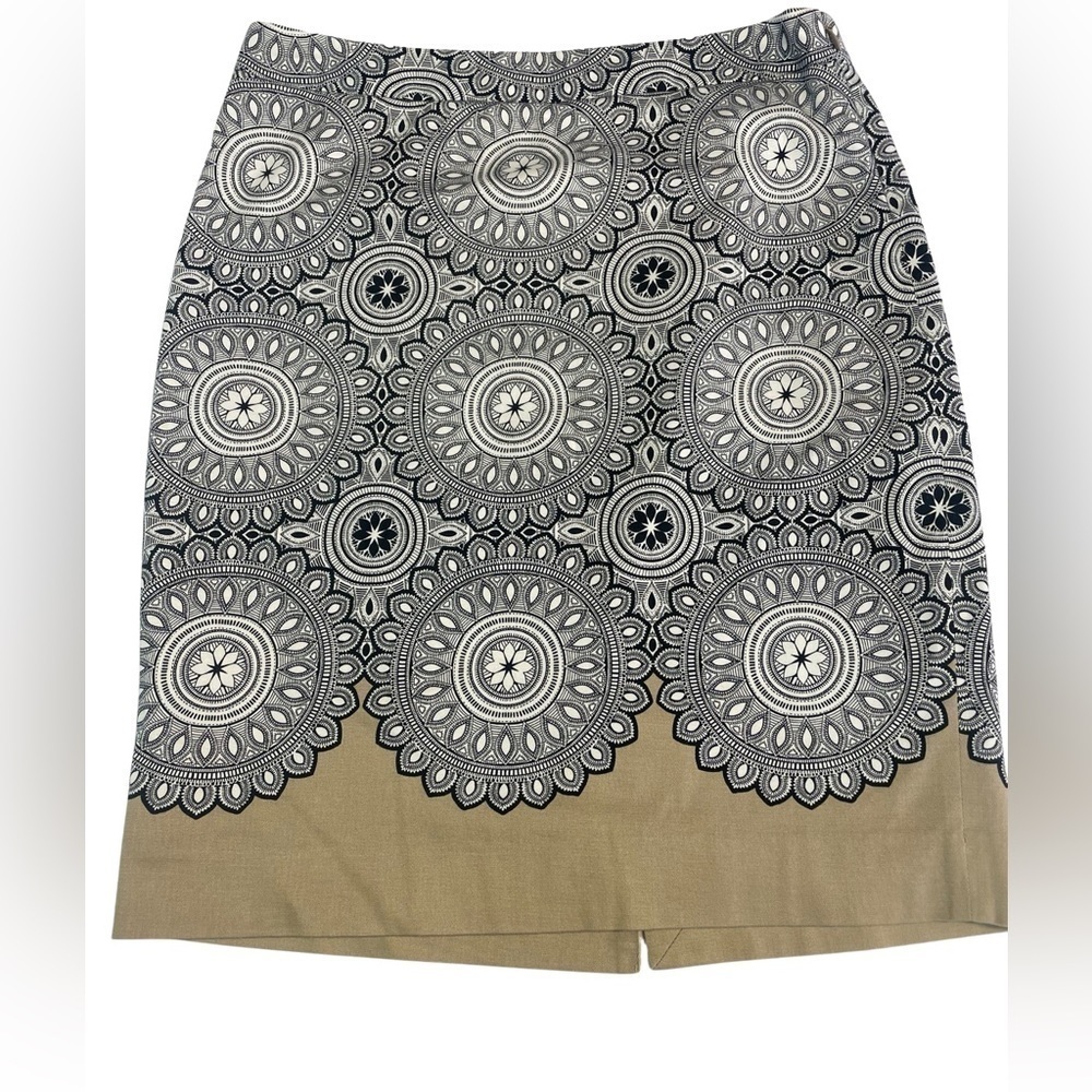 The Limited black white and tan pencil skirt. Lined with a zipper closure. Sz 6